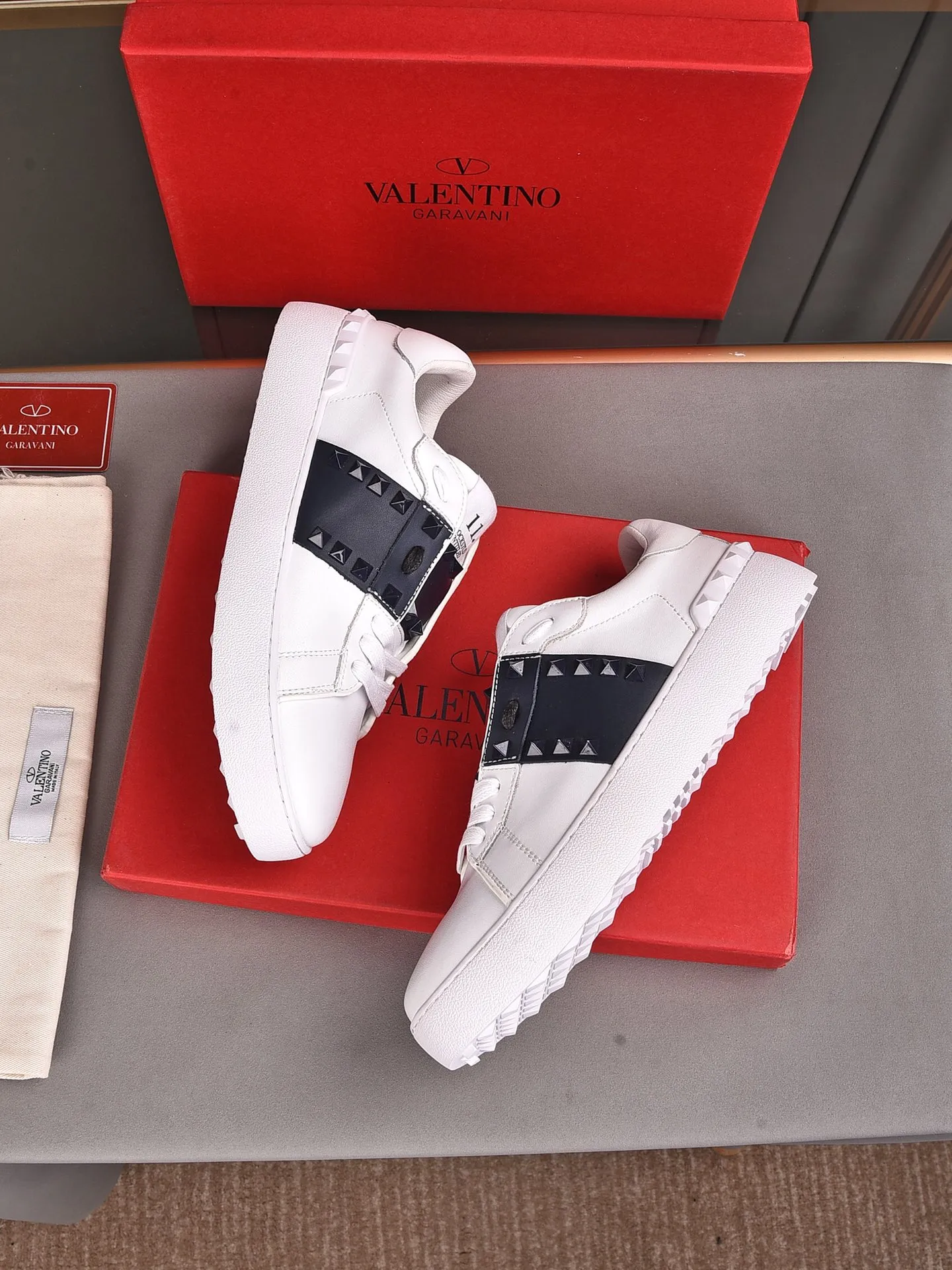 Men's shoes 440💰 (men and women couples) Valentino classic color matching series casual shoes. Made with heavy craftsmanship, good products pay attention to every detail. A must-have trendy item that can be worn all year round, it has been worn by many celebrities and Internet celebrities~~Imported cowhide surface, unique design concept, sheepskin lining, counter quality. Women’s clothing 35-40. Men’s clothing 39-44, 45-46 (returns and exchanges are not supported for custom-made items)